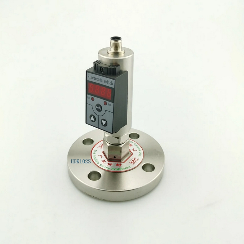 贺迪HDK102S智能数显开关是用于水电，自来水，等行业进行测量显示和控制。
